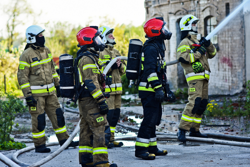 Pożar budynku gospodarczego, z ogniem walczyło blisko 30 strażaków zdjęcie nr 239417