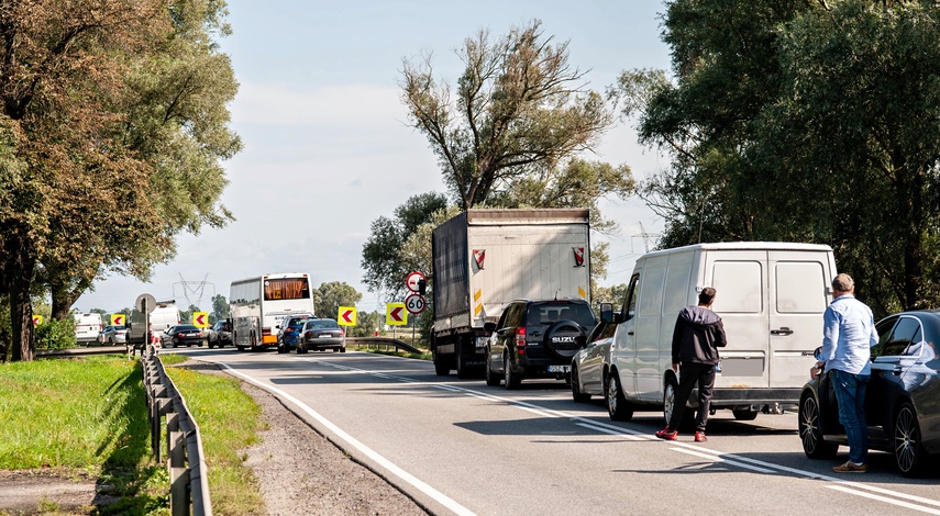 Ciężarówka przebiła bariery ochronne na dk 22 zdjęcie nr 246465