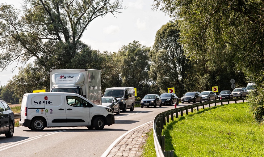 Ciężarówka przebiła bariery ochronne na dk 22 zdjęcie nr 246458