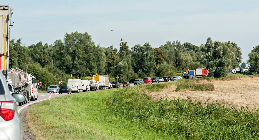 Ciężarówka przebiła bariery ochronne na dk 22 zdjęcie nr 246466