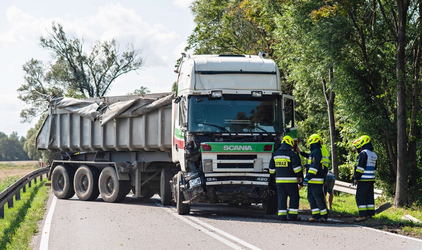 Ciężarówka przebiła bariery ochronne na dk 22 zdjęcie nr 246462