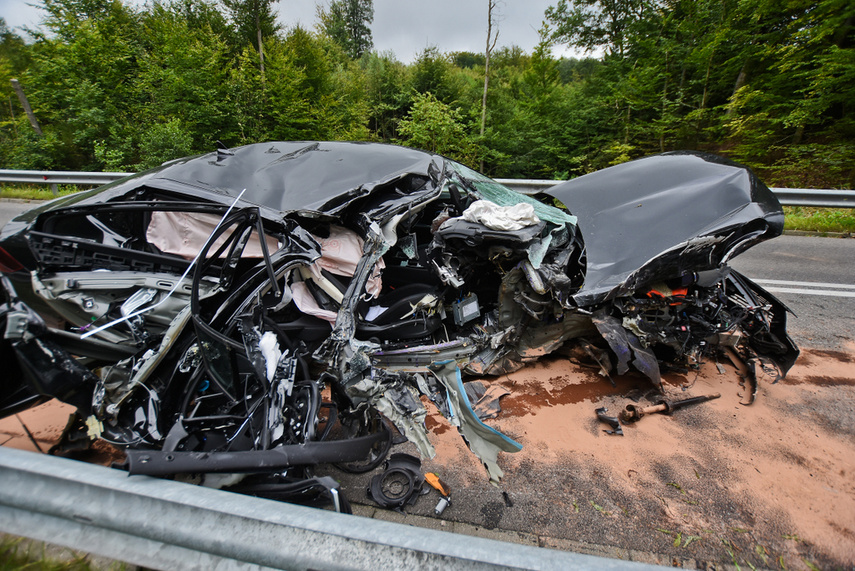 Opel uderzył w drzewo, kierowca miał 1,6 promila zdjęcie nr 246573