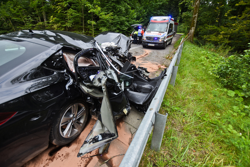 Opel uderzył w drzewo, kierowca miał 1,6 promila zdjęcie nr 246572