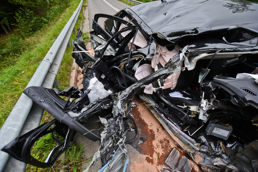 Opel uderzył w drzewo, kierowca miał 1,6 promila zdjęcie nr 246569