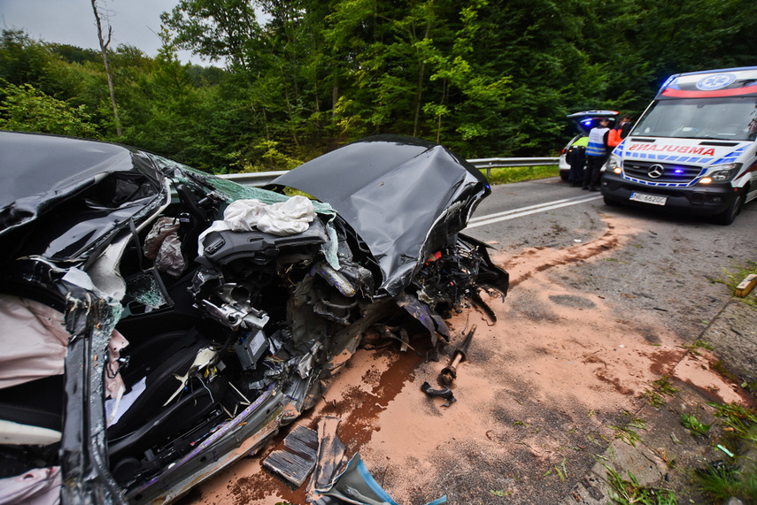 Opel uderzył w drzewo, kierowca miał 1,6 promila zdjęcie nr 246570