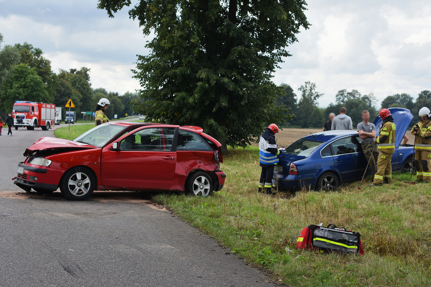 Wypadek 3 pojazdów pod Jelonkami, dwie osoby w szpitalu, sprawca zbiegł zdjęcie nr 246626