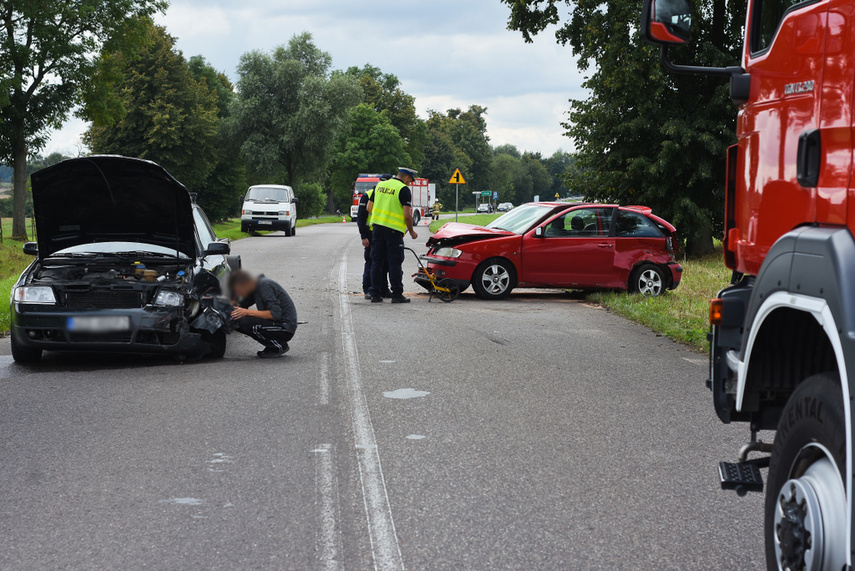 Wypadek 3 pojazdów pod Jelonkami, dwie osoby w szpitalu, sprawca zbiegł zdjęcie nr 246610