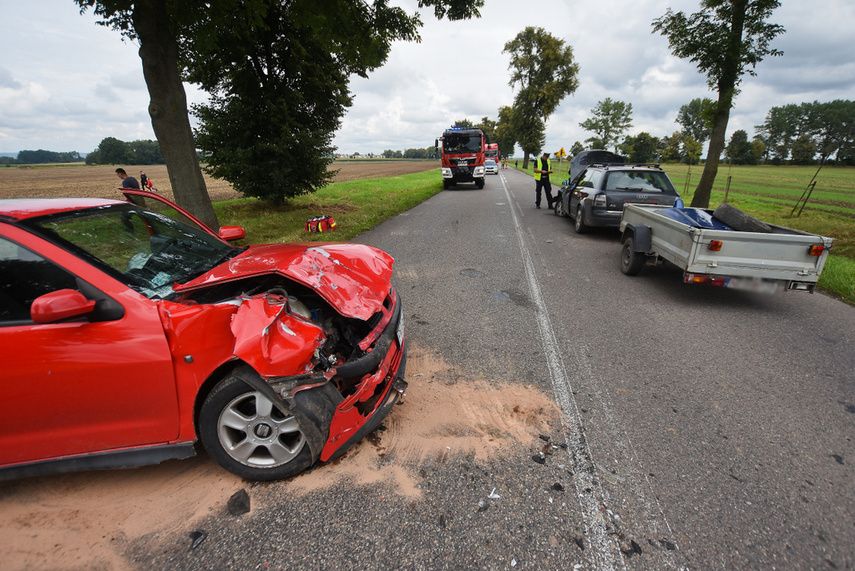 Wypadek 3 pojazdów pod Jelonkami, dwie osoby w szpitalu, sprawca zbiegł zdjęcie nr 246621