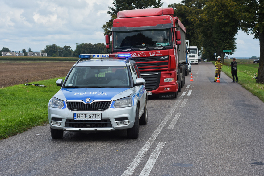 Wypadek 3 pojazdów pod Jelonkami, dwie osoby w szpitalu, sprawca zbiegł zdjęcie nr 246609