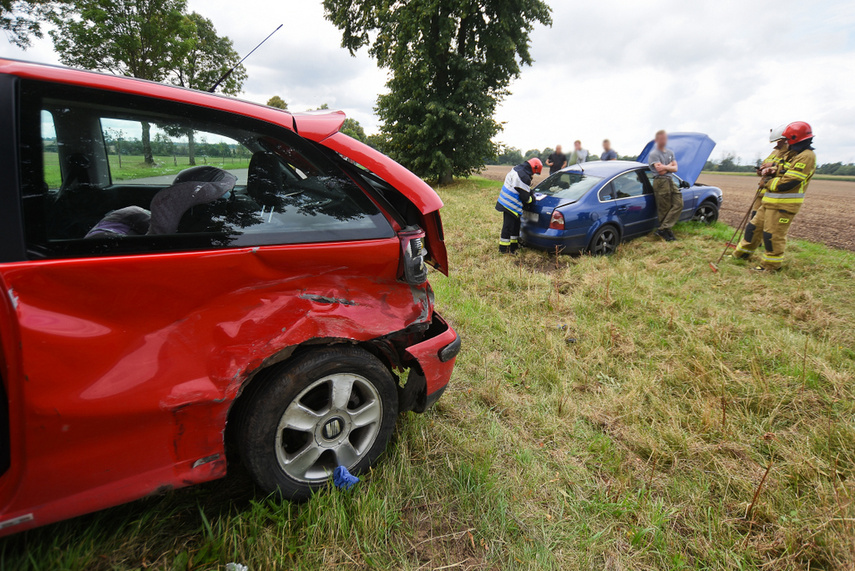 Wypadek 3 pojazdów pod Jelonkami, dwie osoby w szpitalu, sprawca zbiegł zdjęcie nr 246623