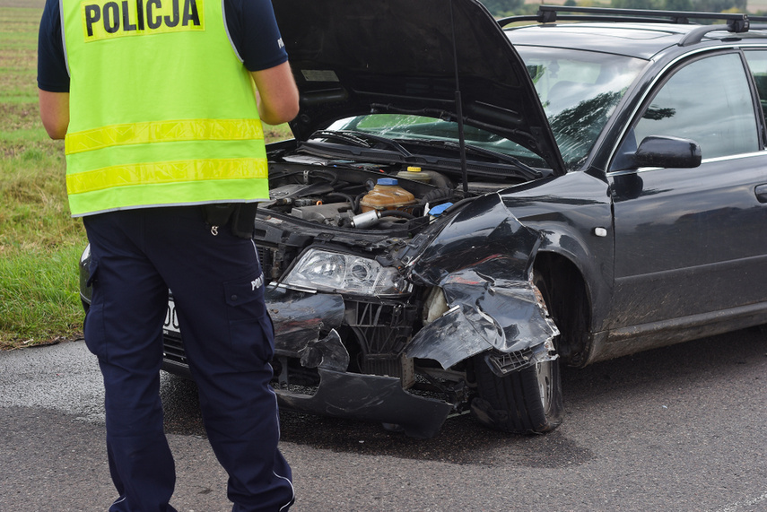 Wypadek 3 pojazdów pod Jelonkami, dwie osoby w szpitalu, sprawca zbiegł zdjęcie nr 246625