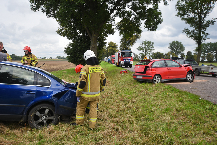 Wypadek 3 pojazdów pod Jelonkami, dwie osoby w szpitalu, sprawca zbiegł zdjęcie nr 246617