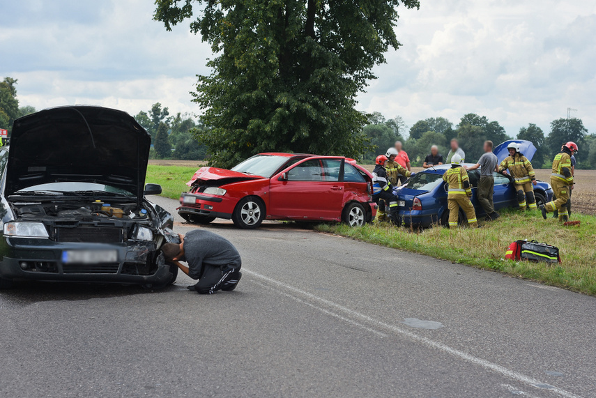 Wypadek 3 pojazdów pod Jelonkami, dwie osoby w szpitalu, sprawca zbiegł zdjęcie nr 246611