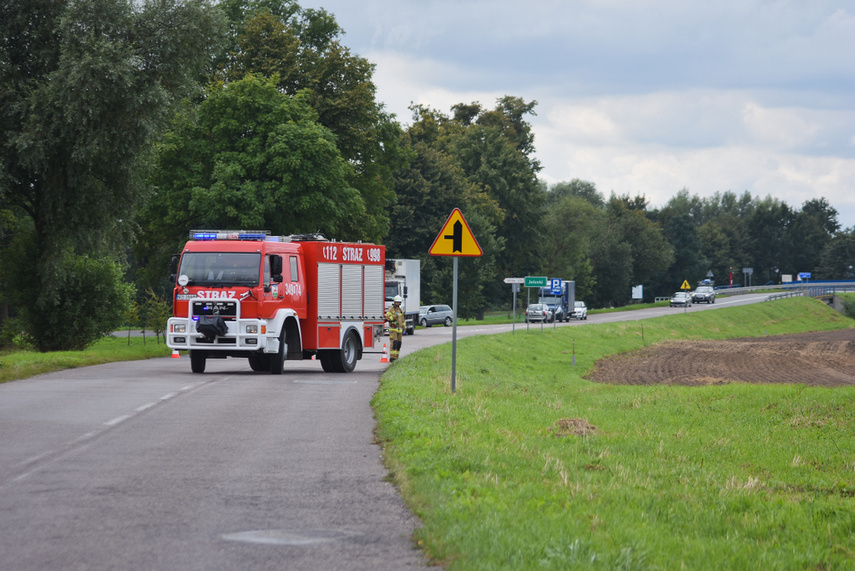 Wypadek 3 pojazdów pod Jelonkami, dwie osoby w szpitalu, sprawca zbiegł zdjęcie nr 246619