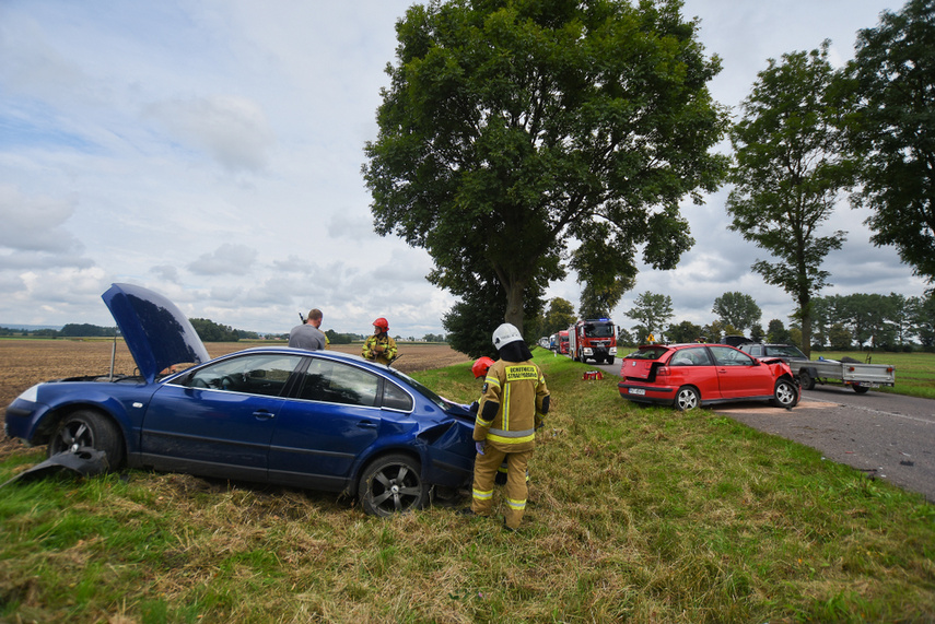 Wypadek 3 pojazdów pod Jelonkami, dwie osoby w szpitalu, sprawca zbiegł zdjęcie nr 246616