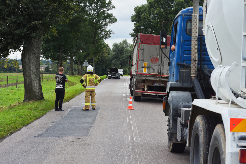 Elbląg Wypadek 3 pojazdów pod Jelonkami, dwie osoby w szpitalu, sprawca zbiegł