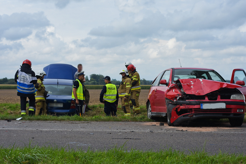 Wypadek 3 pojazdów pod Jelonkami, dwie osoby w szpitalu, sprawca zbiegł zdjęcie nr 246612