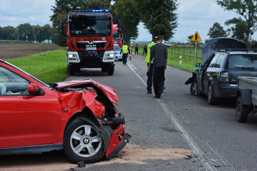 Wypadek 3 pojazdów pod Jelonkami, dwie osoby w szpitalu, sprawca zbiegł zdjęcie nr 246614