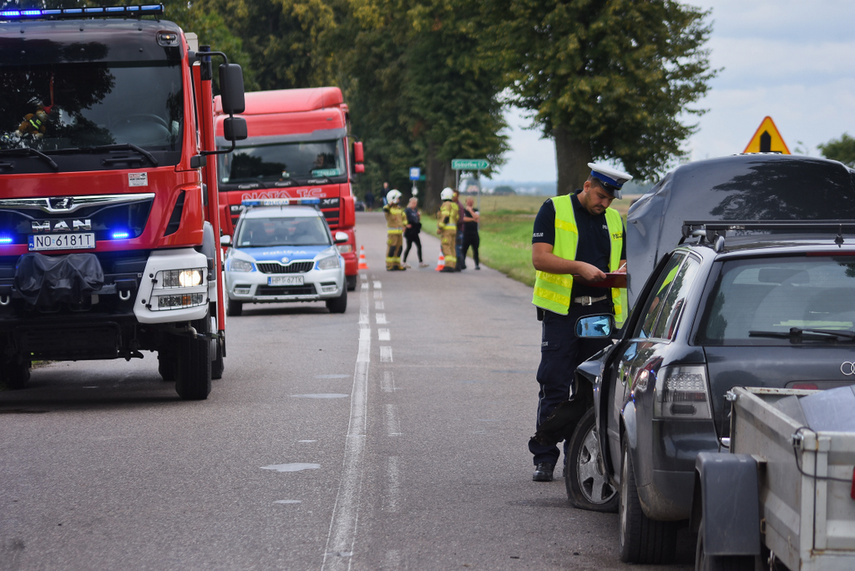 Wypadek 3 pojazdów pod Jelonkami, dwie osoby w szpitalu, sprawca zbiegł zdjęcie nr 246620