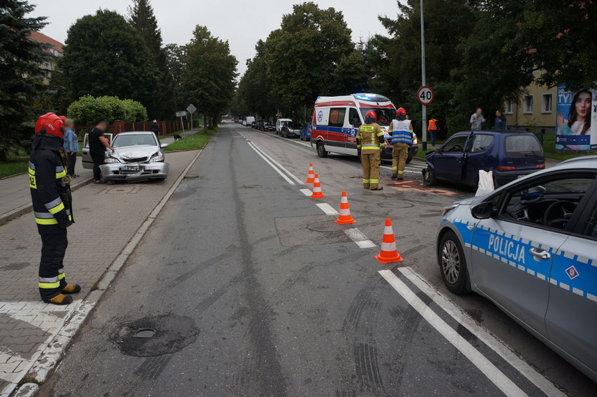 Volkswagen wjechał w ogrodzenie, a opel zderzył się z fiatem zdjęcie nr 246763