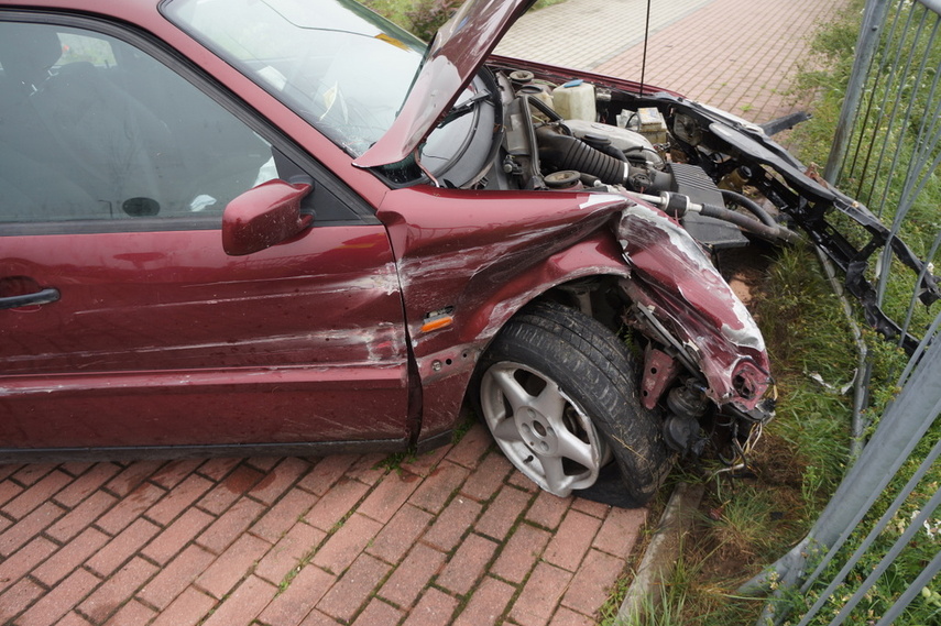 Volkswagen wjechał w ogrodzenie, a opel zderzył się z fiatem zdjęcie nr 246756