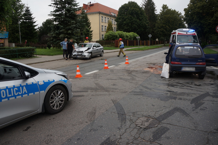 Volkswagen wjechał w ogrodzenie, a opel zderzył się z fiatem zdjęcie nr 246767