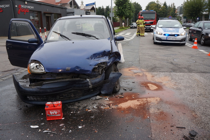 Volkswagen wjechał w ogrodzenie, a opel zderzył się z fiatem zdjęcie nr 246766