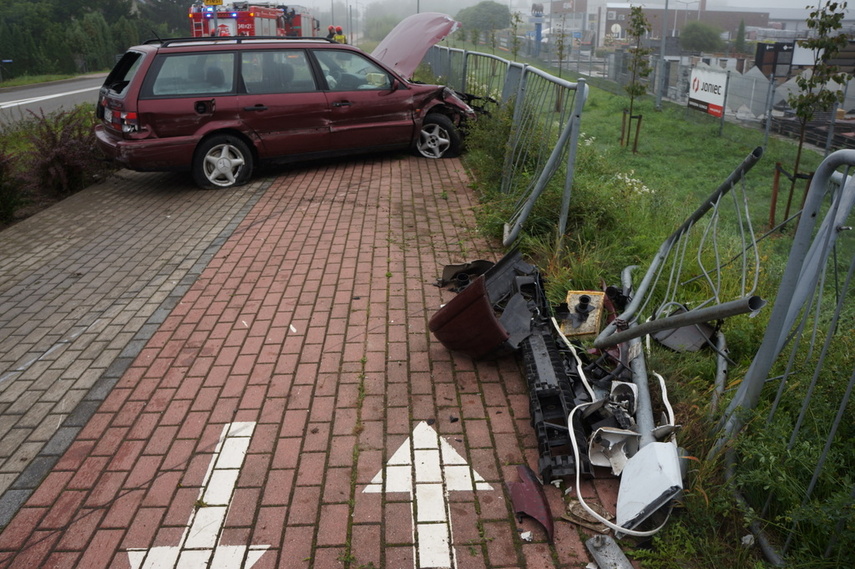 Volkswagen wjechał w ogrodzenie, a opel zderzył się z fiatem zdjęcie nr 246755