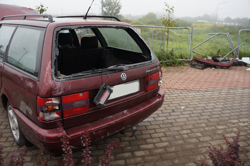 Volkswagen wjechał w ogrodzenie, a opel zderzył się z fiatem zdjęcie nr 246757