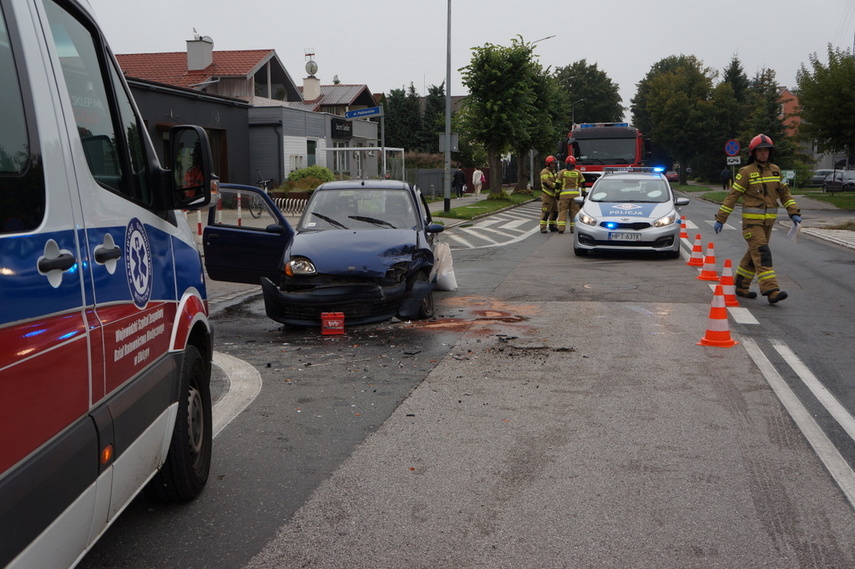 Volkswagen wjechał w ogrodzenie, a opel zderzył się z fiatem zdjęcie nr 246765