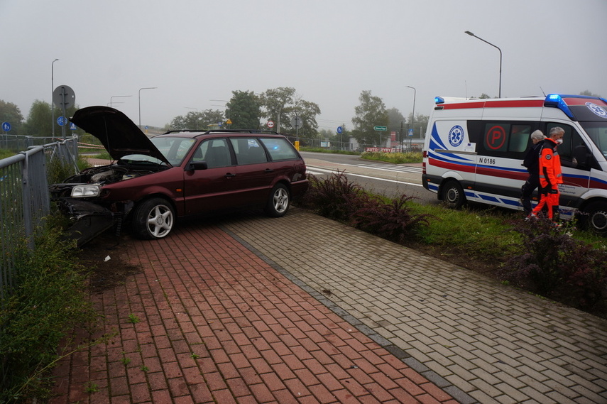 Volkswagen wjechał w ogrodzenie, a opel zderzył się z fiatem zdjęcie nr 246759