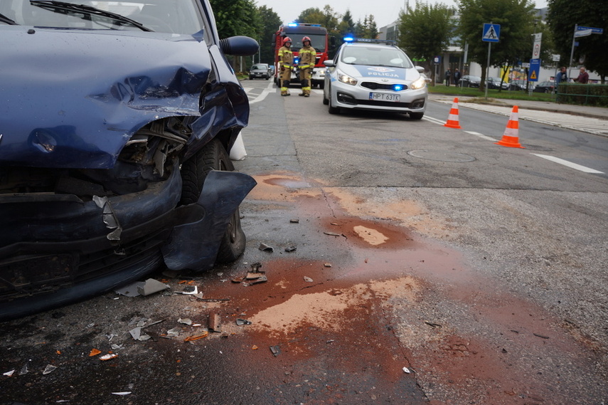 Volkswagen wjechał w ogrodzenie, a opel zderzył się z fiatem zdjęcie nr 246768