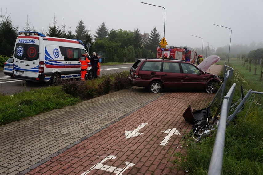 Elbląg Volkswagen wjechał w ogrodzenie, a opel zderzył się z fiatem