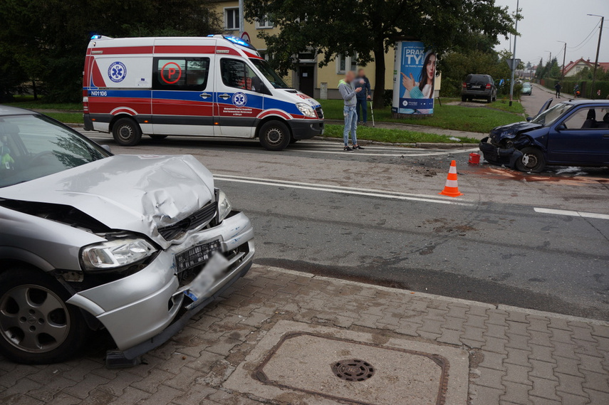 Volkswagen wjechał w ogrodzenie, a opel zderzył się z fiatem zdjęcie nr 246764