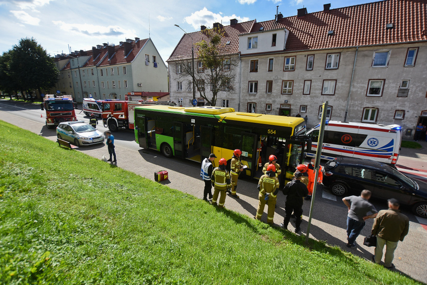 Autobus uderzył w osobówkę na Robotniczej zdjęcie nr 247622