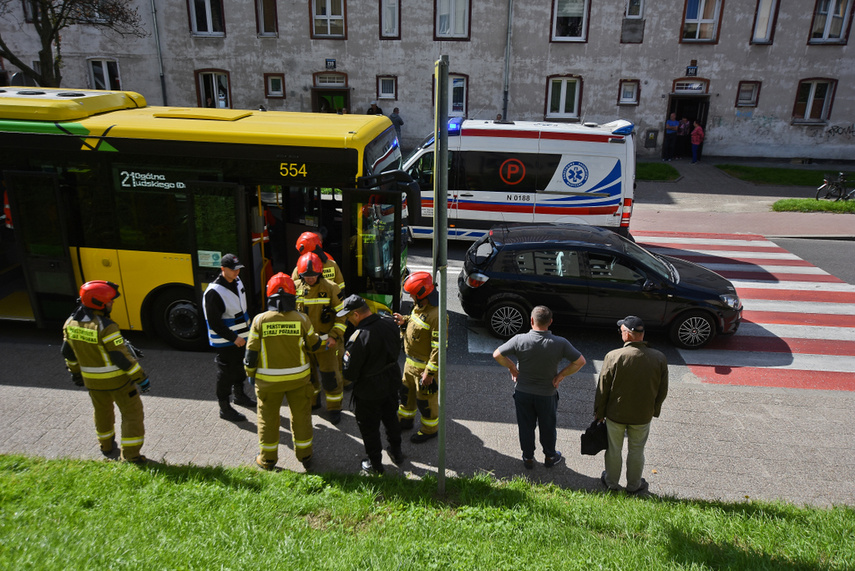 Autobus uderzył w osobówkę na Robotniczej zdjęcie nr 247623