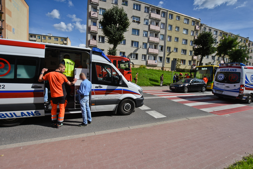 Autobus uderzył w osobówkę na Robotniczej zdjęcie nr 247619