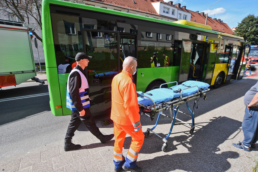 Autobus uderzył w osobówkę na Robotniczej zdjęcie nr 247627