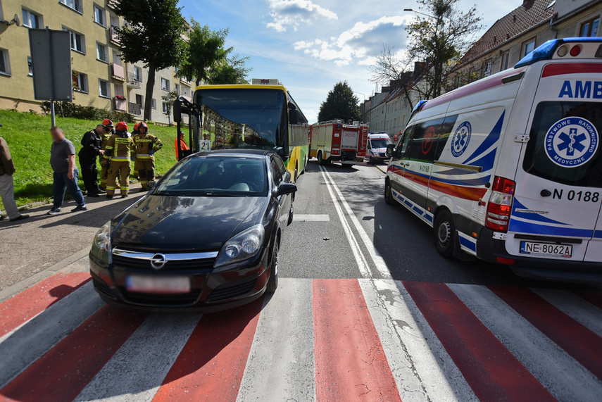 Autobus uderzył w osobówkę na Robotniczej zdjęcie nr 247620