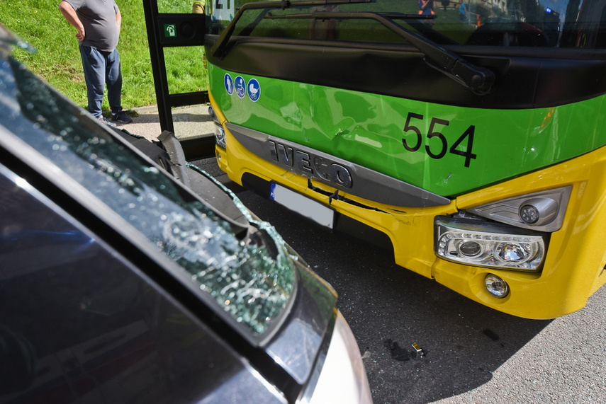 Autobus uderzył w osobówkę na Robotniczej zdjęcie nr 247625