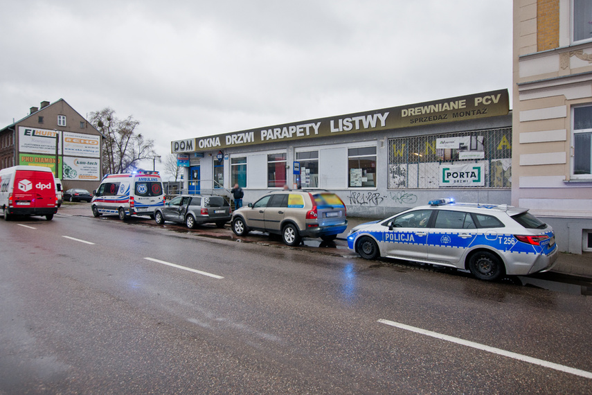 Zderzenie trzech pojazdów na ul. Malborskiej zdjęcie nr 256215