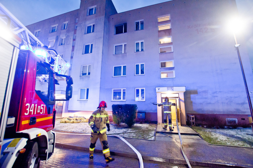 Pożar na trzecim piętrze, trzy osoby poszkodowane zdjęcie nr 256366