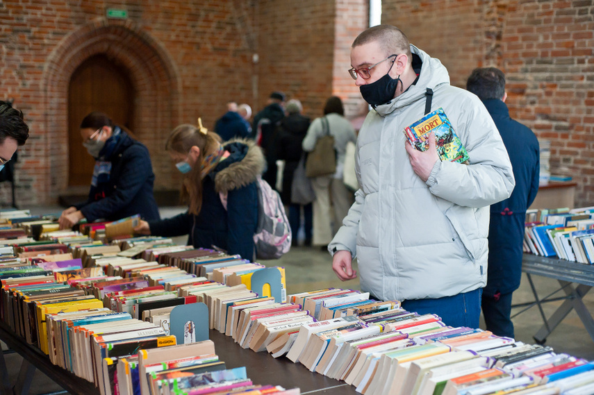 "Literatura ma siłę". Kiermasz dla Ukrainy zdjęcie nr 256831