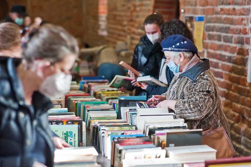 "Literatura ma siłę". Kiermasz dla Ukrainy zdjęcie nr 256825