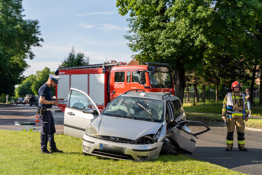 Elbląg Pasłęk. Kierowca uderzył w drzewo.