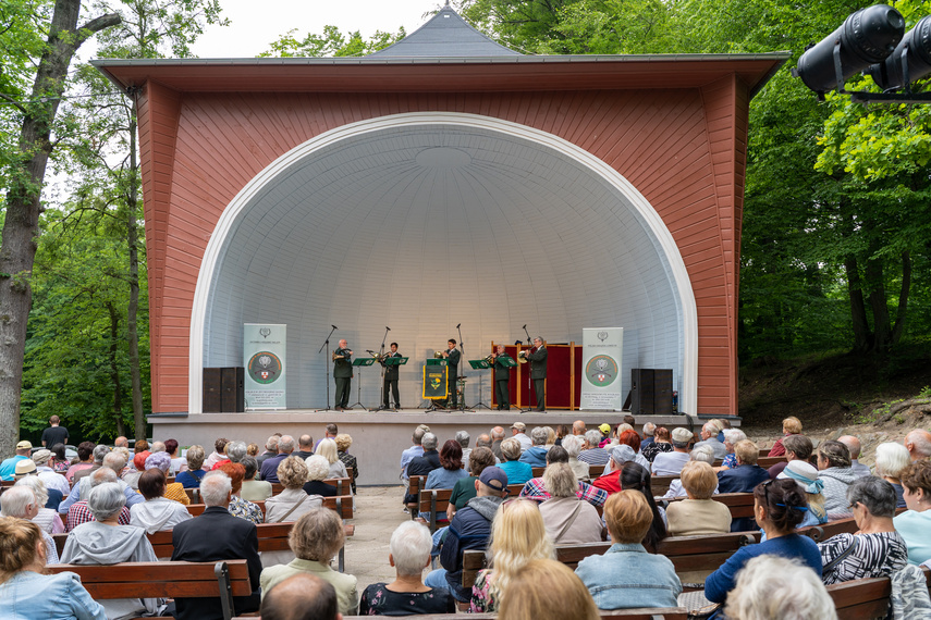 Myśliwi i strażacy w salonie muzycznym zdjęcie nr 265623