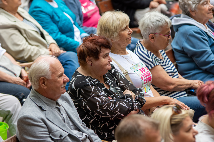 Myśliwi i strażacy w salonie muzycznym zdjęcie nr 265603