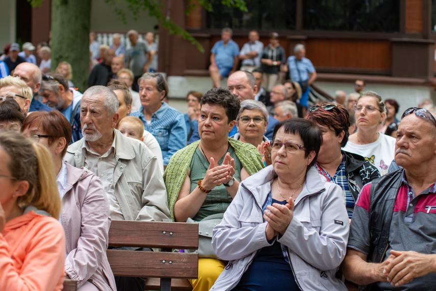 Myśliwi i strażacy w salonie muzycznym zdjęcie nr 265616