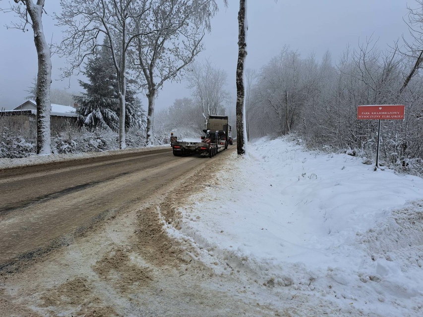 Kierowcy alarmują: Na drodze 504 jest lodowisko zdjęcie nr 275056