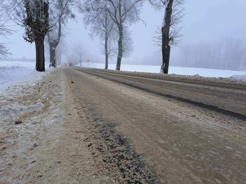 Kierowcy alarmują: Na drodze 504 jest lodowisko zdjęcie nr 275059